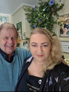 Hyvän Olon Aitan myymälän perustaja Markku Nieminen ja hoitolan perustaja hänen tyttärensä Sky Erikoiskosmetologi Anu Talus