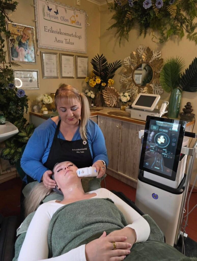Sky Erikoiskosmetologi Anu Talus tekemässä Hifu kasvojenkohotusta Mtv3 teknavi ohjelman Anniina Pohjoselle Hyvän Olon Aitta kauneushoitola Hämeenlinna